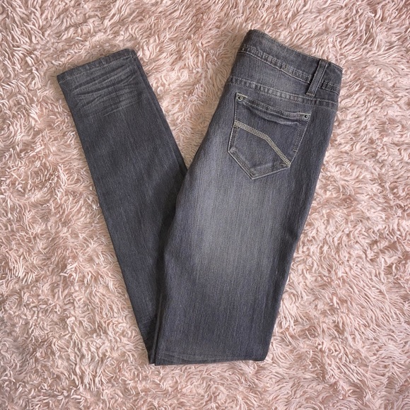 GREY DENIM 5-POCKET DISTRESSED SKINNY JEANS · SIZE 7 - Picture 4 of 7